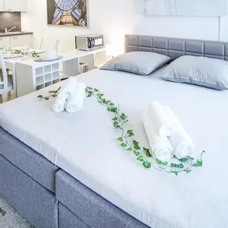 Luna & Stella Apartments, *