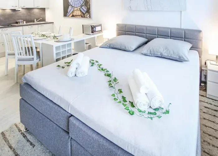 Luna & Stella Apartments, *